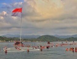 Upacara Unik, Gubernur Rahmat Mirzani Jadi Inspektur Upacara Peringatan HUT ke-80 RI di Atas Laut