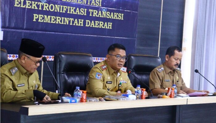 Sekda Machiavelli Pimpin Rapat Evaluasi Capaian Target Pajak dan Retribusi Daerah TW III Tahun 2025