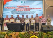 Sekdaprov Lampung Raih Penghargaan Sekda Terbaik Kategori Vision Pada ASKOMSI Digital Leadership Government Award 2025
