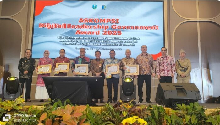 Sekdaprov Lampung Raih Penghargaan Sekda Terbaik Kategori Vision Pada ASKOMSI Digital Leadership Government Award 2025